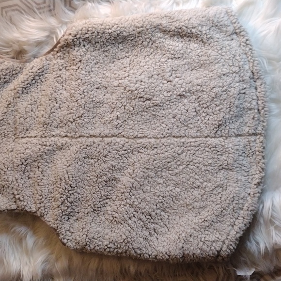 Thread & Supply furry fleece vest sz L beige/cream color - Picture 10 of 11